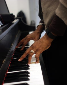 Lenora Helm Hammonds at the keyboard in her class "Composing Arranging and Song Writing in the Global Network." Photo by Kimane Darden / Echo photo editor