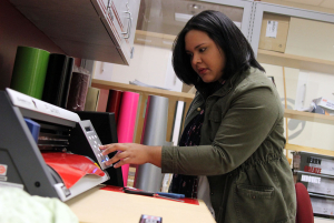 Biology sophomore Nathalie Bravo-Batista creating labels with the vinyl cutter. Photo by Tia Mitchell/Assistant editor.